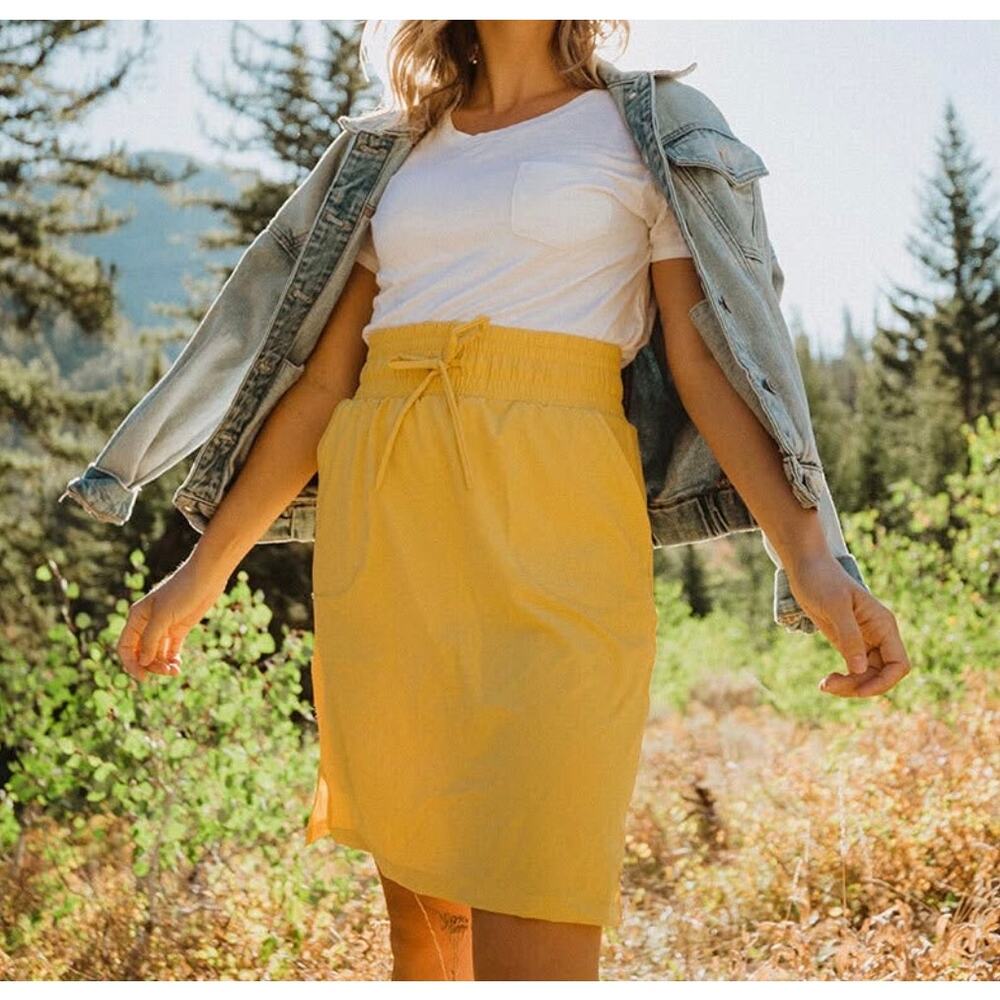 Albion Fit THE AWAY SKIRT Women’s sz S small mustard yellowl
